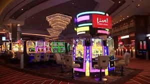 Antarmuka aplikasi mobile suhu777 menampilkan sportsbook, kasino live, dan permainan slot